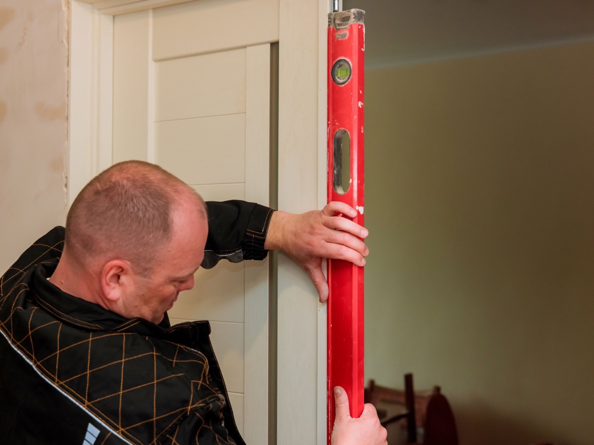 Türenmonteur bei der Arbeit